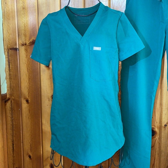 Hunter green fig Scrub Set Catarina top and Livingston pants limited edition - Picture 3 of 13